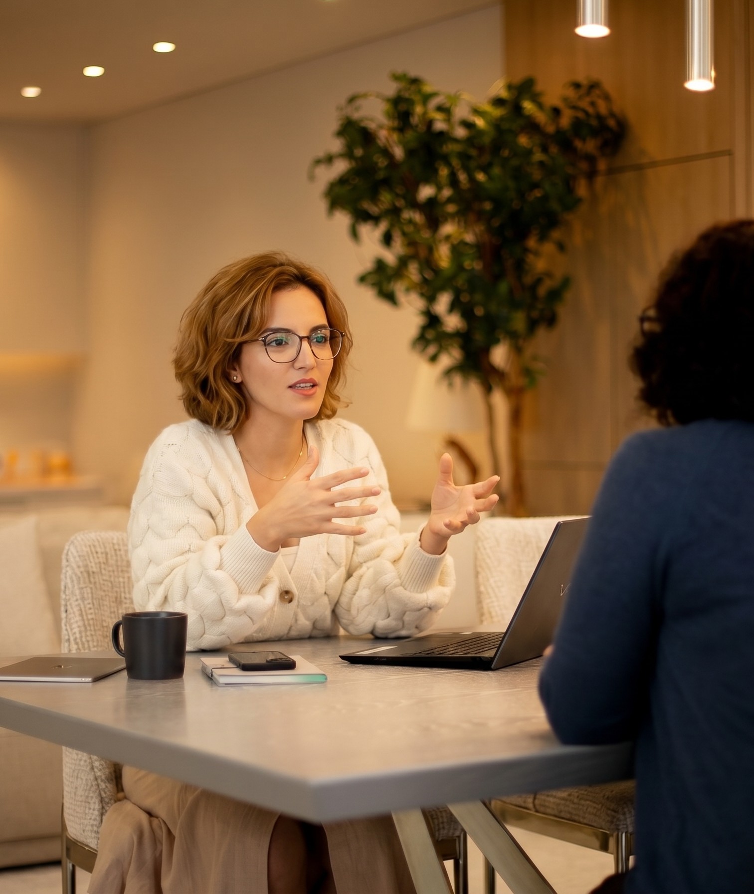 Lamia au travail sur une fiche Google Business